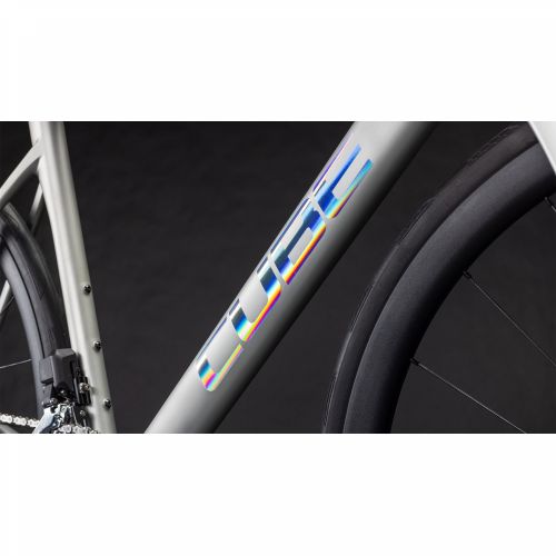 CUBE ATTAIN C:62 SLX SLEEKGREY´N´PRISM 2026, 56 cm Cijena Akcija