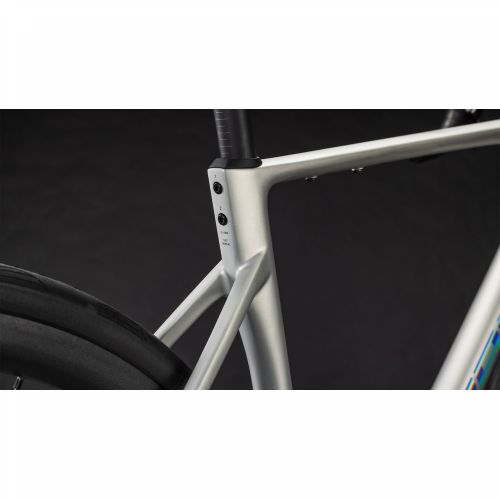 CUBE ATTAIN C:62 SLX SLEEKGREY´N´PRISM 2026, 56 cm Cijena Akcija